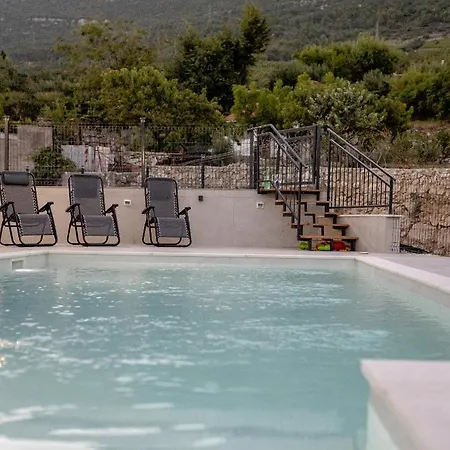 M&m With Pool Apartment