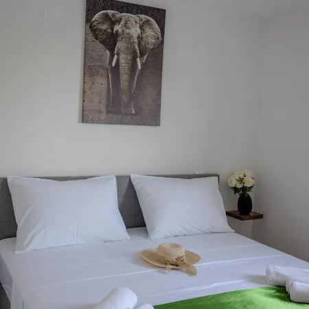 Apartment M&m With Pool