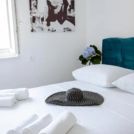 M&m With Pool Kastel Luksic