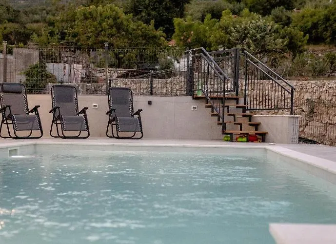 M&m With Pool Apartment