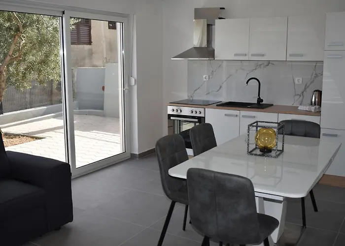 M&m With Pool Apartment Kastel Luksic