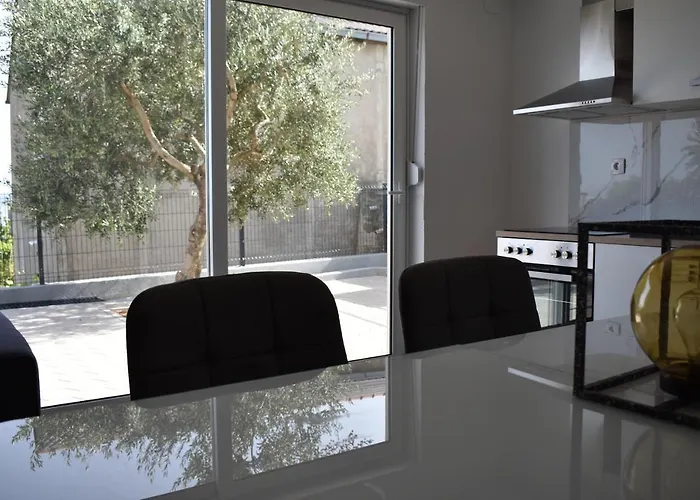 Apartment M&m With Pool Kastel Luksic