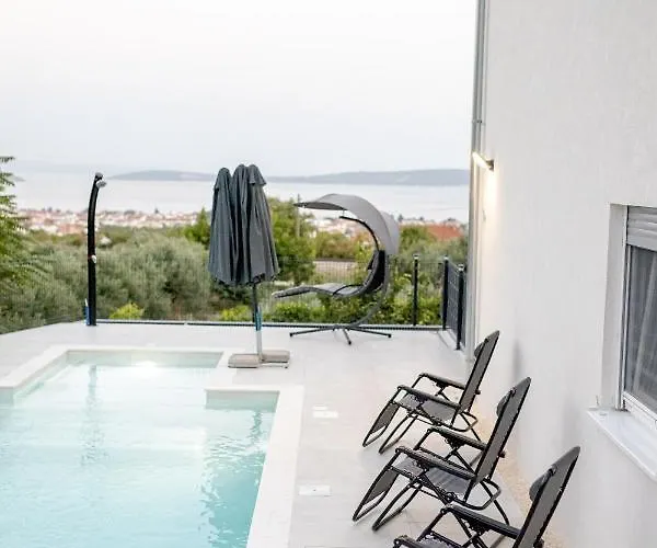 M&m With Pool Apartment